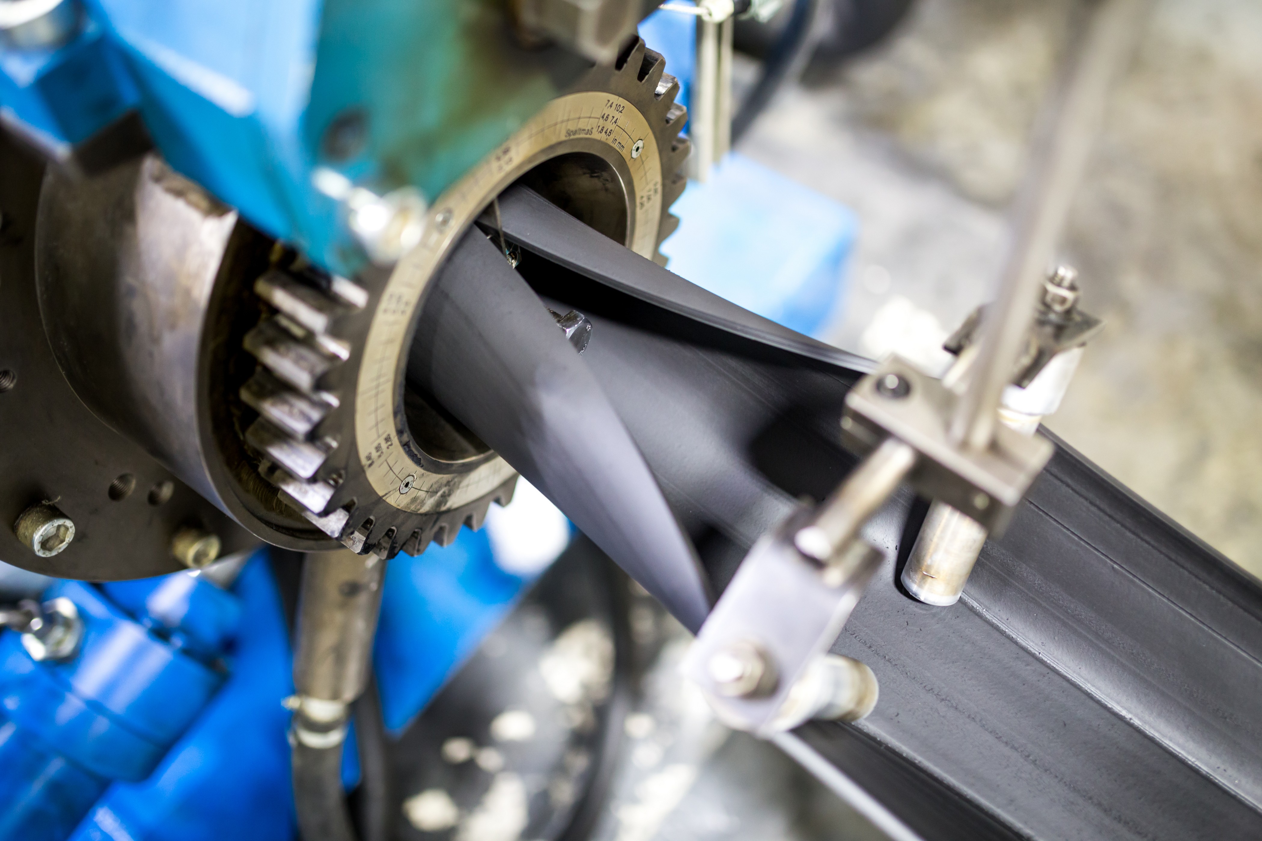 Выход резиновой смеси из стрейнера